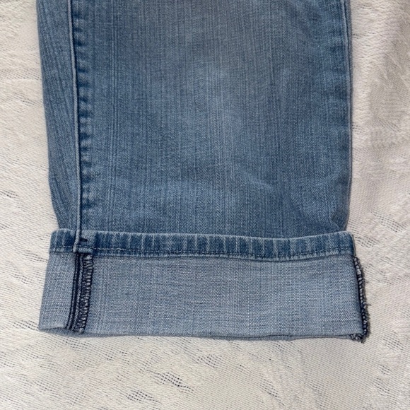 Gently Loved Classic Blue Women's Capri Jeans by Levi’s 515 - Picture 2 of 14